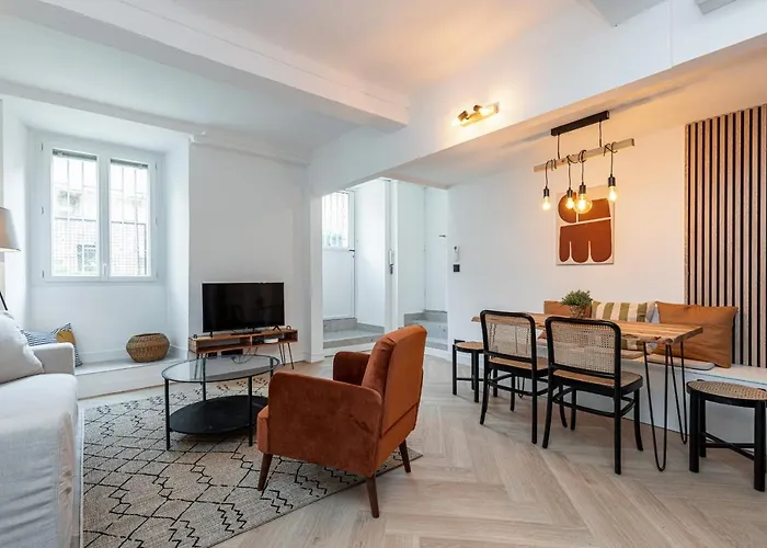 Ultra 2 Bdr Ac & Parking شقة *